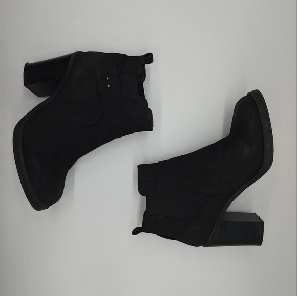 Aus 9 Therapy Black Faux Suede Snake Emboss Heeled Boot - Picture 3 of 16